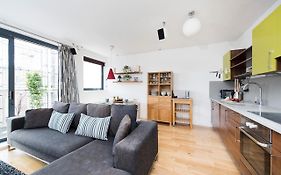 Stylish 2 Bedroom Flat With Balcony In London